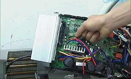 博湖美的空调电话是多少